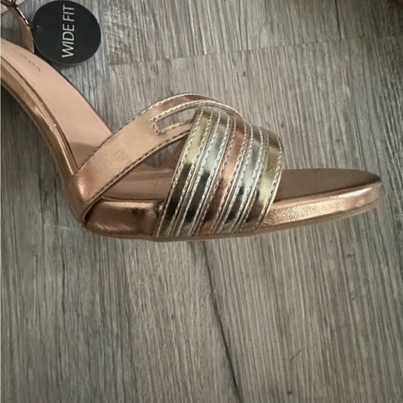 Sandals - Picture 8 of 8